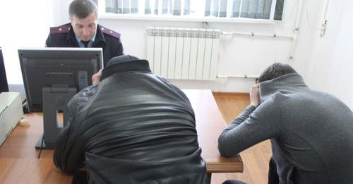 Задержанные участники инцидента. 16 апреля 2018 г. Фото https: Пресс-служба МВД по Республики Ингушетии //06.xn--b1aew.xn--p1ai/news/item/12820112/ Задержанные участники инцидента. 16 апреля 2018 г. Фото https: Пресс-служба МВД по Республики Ингушетии //06.xn--b1aew.xn--p1ai/news/item/12820112/