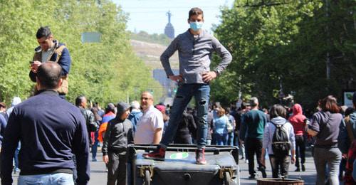 Участники акции протеста в Ереване. 17 апреля 2018 г. Фото Тиграна Петросяна для "Кавказского узла" Участники акции протеста в Ереване. 17 апреля 2018 г. Фото Тиграна Петросяна для "Кавказского узла"