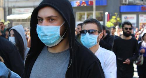 Группа молодых людей в медицинских масках в центре Еревана 17.04.2018.. Фото Тиграна Петросяна для "Кавказского узла" Группа молодых людей в медицинских масках в центре Еревана 17.04.2018.. Фото Тиграна Петросяна для "Кавказского узла"