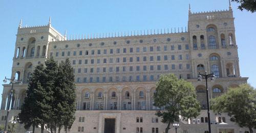 Здание правительства Азербайджана. Фото: Interfase https://ru.wikipedia.org/ Здание правительства Азербайджана. Фото: Interfase https://ru.wikipedia.org/
