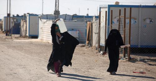 Женщины в лагере беженцев в Ираке. Фото: REUTERS/Khalid al-Mousily Женщины в лагере беженцев в Ираке. Фото: REUTERS/Khalid al-Mousily