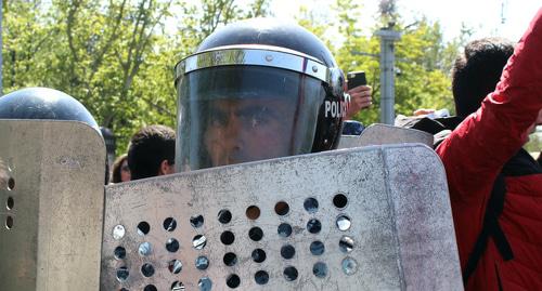 Сотрудник полиции во время протестов в Ереване. Фото Тиграна Петросяна для "Кавказского узла" Сотрудник полиции во время протестов в Ереване. Фото Тиграна Петросяна для "Кавказского узла"