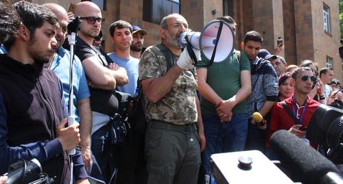Никол Пашинян призвал противников Сержа Саргсяна к общенациональной забастовке. Фото Тиграна Петросяна для "Кавказского узла" Никол Пашинян призвал противников Сержа Саргсяна к общенациональной забастовке. Фото Тиграна Петросяна для "Кавказского узла"