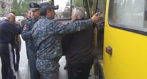 Полицейские отобрали ключи у водителя автобуса, отказавшегося отвезти задержанных в полицию. 20 апреля 2018 года, Ереван. Фото: скриншот видео "Кавказского узла". Полицейские отобрали ключи у водителя автобуса, отказавшегося отвезти задержанных в полицию. 20 апреля 2018 года, Ереван. Фото: скриншот видео "Кавказского узла".