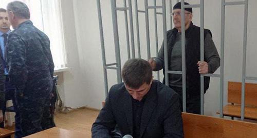 Оюб Титиев в зале суда. Фото: Пресс-служба ПЦ "Мемориал" Оюб Титиев в зале суда. Фото: Пресс-служба ПЦ "Мемориал"