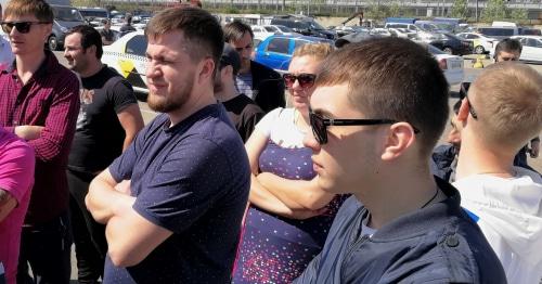 Водители такси на акции протеста перед офисом "Яндекс. Такси" в Сочи, 10 апреля 2018 год. фото: Светлана Кравченко для "Кавказского узла". Водители такси на акции протеста перед офисом "Яндекс. Такси" в Сочи, 10 апреля 2018 год. фото: Светлана Кравченко для "Кавказского узла".