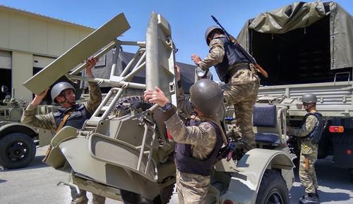 Азербайджанские военные. 27 апреля 2018 года. Фото пресс-службы Минобороны Азербайджана. https://mod.gov.az/ru/news/provedeno-sorevnovanie-za-zvanie-luchshego-inzhenerno-sapernogo-otdeleniya-voinskogo-obedineniya-22462.html Азербайджанские военные. 27 апреля 2018 года. Фото пресс-службы Минобороны Азербайджана. https://mod.gov.az/ru/news/provedeno-sorevnovanie-za-zvanie-luchshego-inzhenerno-sapernogo-otdeleniya-voinskogo-obedineniya-22462.html