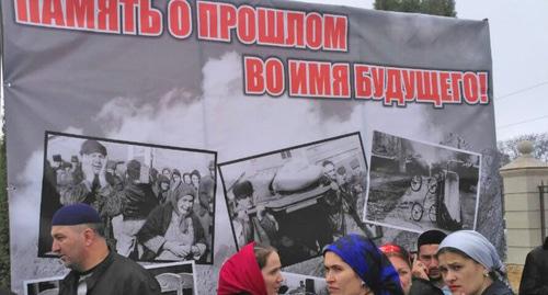 Плакат с фотографиями о реабилитации репрессированных народов. Фото: Timur Aklyev (RFE/RL) Плакат с фотографиями о реабилитации репрессированных народов. Фото: Timur Aklyev (RFE/RL)
