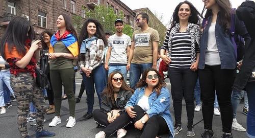 Активисты перекрыли перекресток улиц Абовяна и Корюна в Ереване, 29 апреля 2018 года. Фото Тиграна Петросяна для "Кавказского узла". Активисты перекрыли перекресток улиц Абовяна и Корюна в Ереване, 29 апреля 2018 года. Фото Тиграна Петросяна для "Кавказского узла".