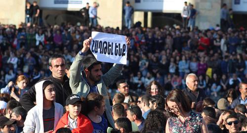 Сторонник оппозиции с плакатом "Победили!" в Ереване. Фото Тиграна Петросяна для "Кавказского узла" Сторонник оппозиции с плакатом "Победили!" в Ереване. Фото Тиграна Петросяна для "Кавказского узла"