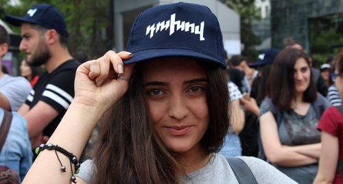 Участница митанга оппозиции в Ереване. Надпись на кепке "Смелей". Фото Тиграна Петрсояна для "Кавказского узла" Участница митанга оппозиции в Ереване. Надпись на кепке "Смелей". Фото Тиграна Петрсояна для "Кавказского узла"