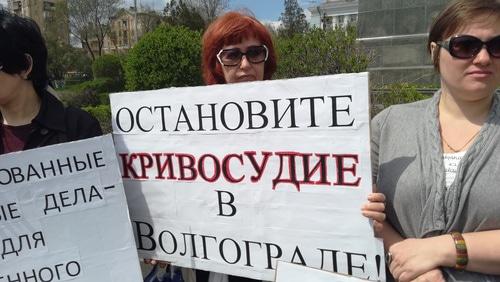 Участники митинга в защиту осужденных полицейских. Волгоград, 29 апреля 2018 года. Фото Татьяны Филимоновой для "Кавказского узла" Участники митинга в защиту осужденных полицейских. Волгоград, 29 апреля 2018 года. Фото Татьяны Филимоновой для "Кавказского узла"