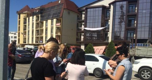 Дольщики поставили личные автомобили по периметру подлежащего сносу дома. 30 апреля 2018 год. Фото: Светлана Кравченко для "Кавказского узла". Дольщики поставили личные автомобили по периметру подлежащего сносу дома. 30 апреля 2018 год. Фото: Светлана Кравченко для "Кавказского узла".