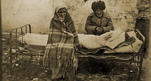 Ингушская семья Газдиевых у тела умершей дочери. Казахстан, 1944 год. Фото https://ru.wikipedia.org/wiki/Депортация_чеченцев_и_ингушей Ингушская семья Газдиевых у тела умершей дочери. Казахстан, 1944 год. Фото https://ru.wikipedia.org/wiki/Депортация_чеченцев_и_ингушей