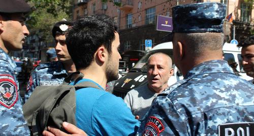 Задержание активистов на улице Еревана. Фото Тиграна Петросяна для "Кавказского узла" Задержание активистов на улице Еревана. Фото Тиграна Петросяна для "Кавказского узла"
