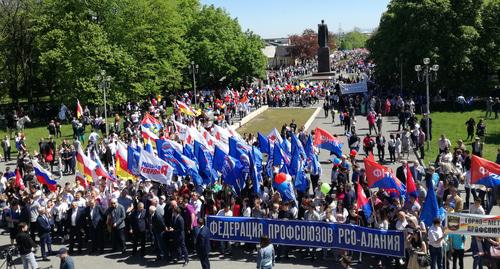 Первомайские шествие и митинг собрали 10 тысяч человек во Владикавказе. Фото Эммы Марзоевой для "Кавказского узла" Первомайские шествие и митинг собрали 10 тысяч человек во Владикавказе. Фото Эммы Марзоевой для "Кавказского узла"
