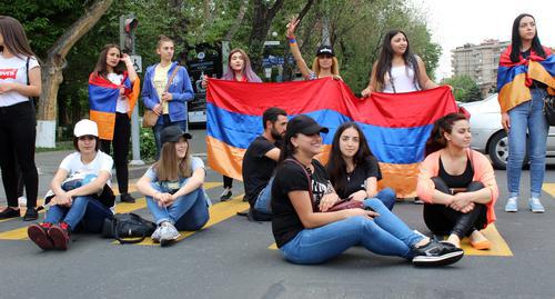Студенты на улице Еревана. 29 апреля 2018 года. Фото Тиграна Петросяна для "Кавказского узла". Студенты на улице Еревана. 29 апреля 2018 года. Фото Тиграна Петросяна для "Кавказского узла".