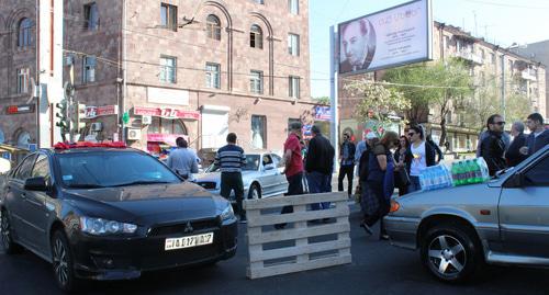 Перекрытие дорог в Армении. Фото Тиграна Петросяна для "Кавказского узла" Перекрытие дорог в Армении. Фото Тиграна Петросяна для "Кавказского узла"