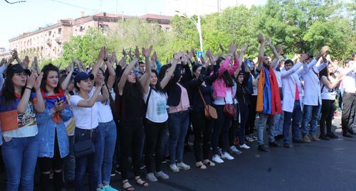 Участники акции протеста в Армении, 2 мая 2018 года. Фото Тиграна Петросяна для "Кавказского узла". Участники акции протеста в Армении, 2 мая 2018 года. Фото Тиграна Петросяна для "Кавказского узла".