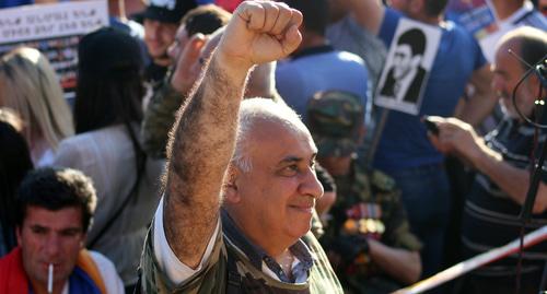 Сторонник Пашиняна на митинге в Ереване 02.05.2018. Фото Тиграна Петросяна для "Кавказского узла" Сторонник Пашиняна на митинге в Ереване 02.05.2018. Фото Тиграна Петросяна для "Кавказского узла"