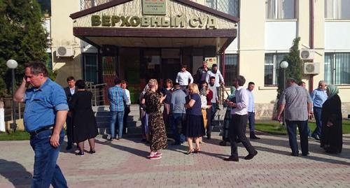 Участники после заседания по делу Оюба Тетиева у кзадния ВС Чечни. Фото ПЦ "Мемориал" Участники после заседания по делу Оюба Тетиева у кзадния ВС Чечни. Фото ПЦ "Мемориал"
