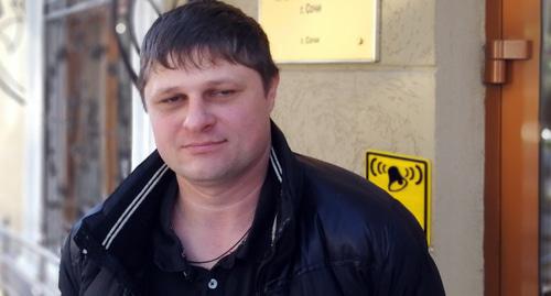 Роман Габаев у здания полиции в Сочи, январь 2018 год. Фото Светланы Кравченко для "Кавказского узла"
