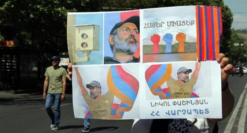 Жительница Еревана демонстрирует плакаты: "Армяне, присоединяйтесь!", "Никол - премьер Армении". Фото Тиграна Петросяна для "Кавказского узла", Жительница Еревана демонстрирует плакаты: "Армяне, присоединяйтесь!", "Никол - премьер Армении". Фото Тиграна Петросяна для "Кавказского узла",