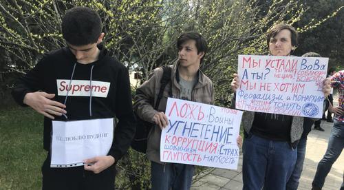 Участники митинга в Махачкале. 5 мая 2018 года. Фото Патимат Махмудовой для "Кавказского узла". Участники митинга в Махачкале. 5 мая 2018 года. Фото Патимат Махмудовой для "Кавказского узла".
