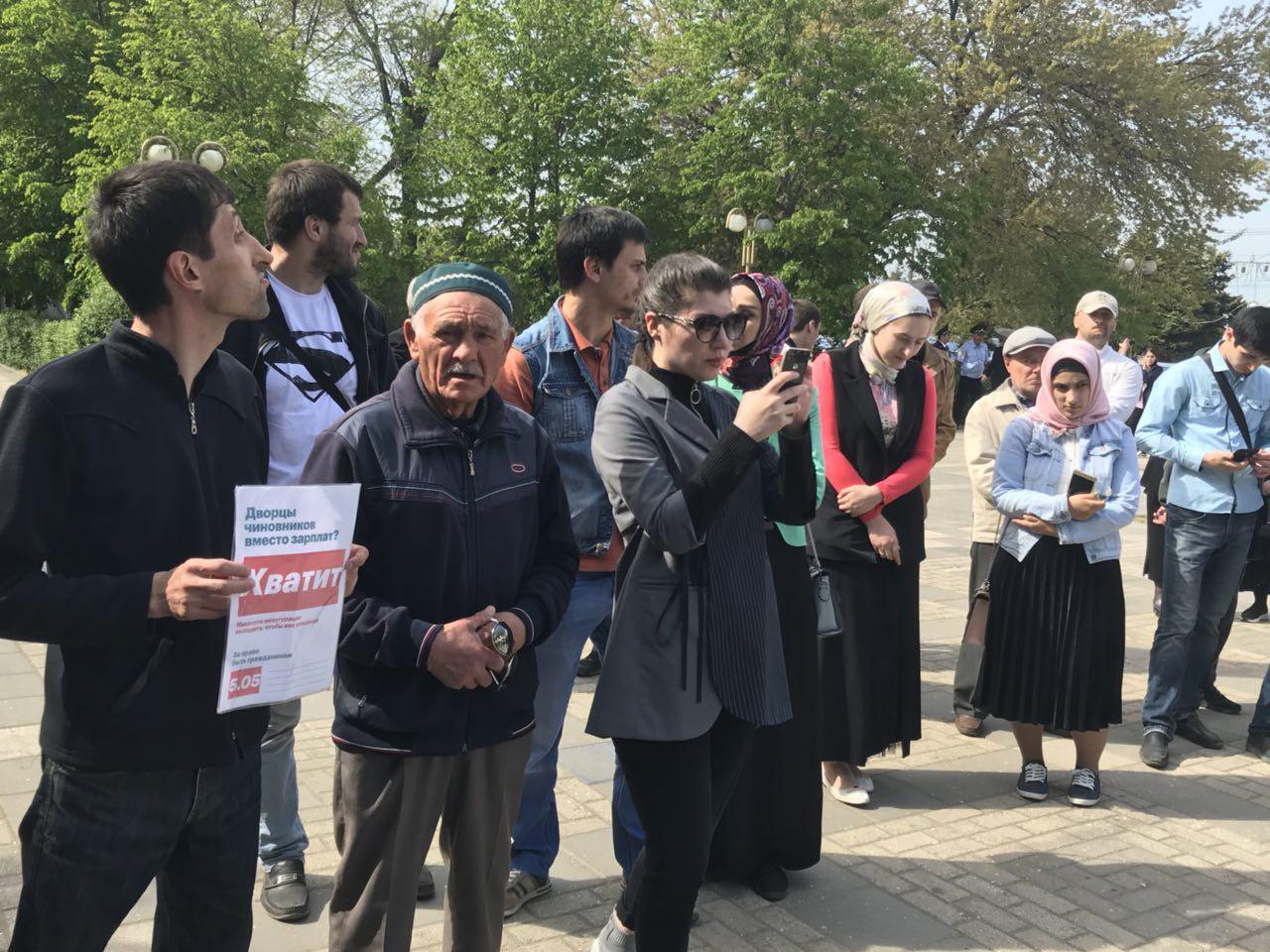 Участники митинга в Махачкале. 5 мая 2018 года. Фото патимат Махмудовой для "Кавказского узла". Участники митинга в Махачкале. 5 мая 2018 года. Фото патимат Махмудовой для "Кавказского узла".