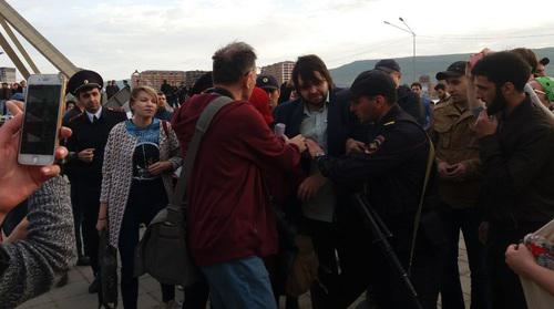 Задержание участников митинга. Махачкала, 6 мая 2018 года. Фото: Мурад Мурадов/"Новое дело" Задержание участников митинга. Махачкала, 6 мая 2018 года. Фото: Мурад Мурадов/"Новое дело"