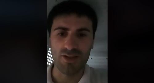 Марат Исмаилов в полицейской машине после задержания. Скриншот видео прямого эфира на странице Марата Исмаилова в Facebook, https://www.facebook.com/100013420030129/videos/449036215553709/ Марат Исмаилов в полицейской машине после задержания. Скриншот видео прямого эфира на странице Марата Исмаилова в Facebook, https://www.facebook.com/100013420030129/videos/449036215553709/