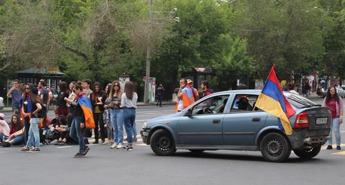 Участники протестов в Ереване. Фото Тиграна Петрсояна для "Кавказского узла" Участники протестов в Ереване. Фото Тиграна Петрсояна для "Кавказского узла"