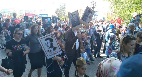 Участники шествия "Бессмертного полка" в Махачкале. Фото Магомеда Ахмедова для "Кавказского узла" Участники шествия "Бессмертного полка" в Махачкале. Фото Магомеда Ахмедова для "Кавказского узла"