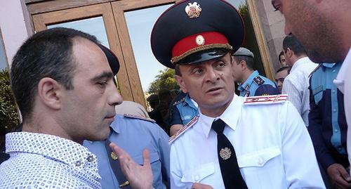 Заместитель главы полиции Еревана Валерий Осипян (справа). Фото Армине Мартиросян для "Кавказского узла" Заместитель главы полиции Еревана Валерий Осипян (справа). Фото Армине Мартиросян для "Кавказского узла"