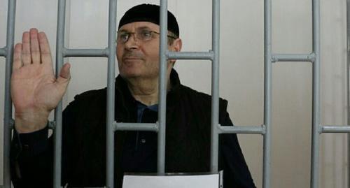Оюб Титиев в зале Верховного суда Чечни. Фото: пресс-служба ПЦ "Мемориал" Оюб Титиев в зале Верховного суда Чечни. Фото: пресс-служба ПЦ "Мемориал"