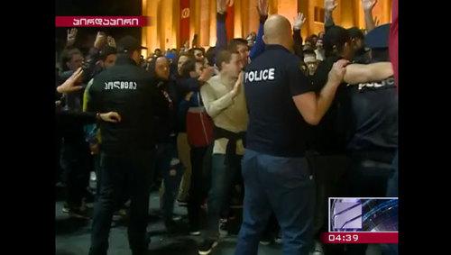 Сотрудники полиции и участники акции протеста в Тбилиси. 12 мая 2018 года. Кадр из видеорепортажа "Рустави 2" http://rustavi2.ge/en/news/103763 Сотрудники полиции и участники акции протеста в Тбилиси. 12 мая 2018 года. Кадр из видеорепортажа "Рустави 2" http://rustavi2.ge/en/news/103763