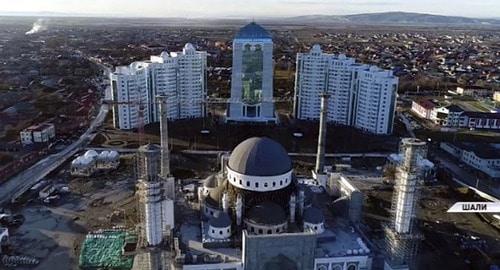 Шали-Сити. Фото: Кадр видео ЧГТРК "Грозный" https://www.youtube.com/watch?time_continue=750&v=VX30dMDF5UY
Шали-Сити. Фото: Кадр видео ЧГТРК "Грозный" https://www.youtube.com/watch?time_continue=750&v=VX30dMDF5UY