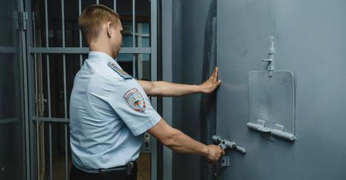 Сотрудник правоохранительных органов в следственном изоляторе. Фото: Денис Яковлев / Югополис Сотрудник правоохранительных органов в следственном изоляторе. Фото: Денис Яковлев / Югополис