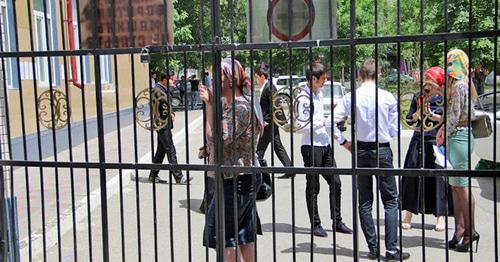 Ученики возле школы в Грозном. Фото Магомеда Магомедова для "Кавказского узла" Ученики возле школы в Грозном. Фото Магомеда Магомедова для "Кавказского узла"