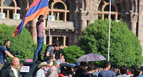 Сторонники Пашиняна на улице Еревана во время протестов 02.05.2018 Фото Тиграна Петросяна для "Кавказского узла" Сторонники Пашиняна на улице Еревана во время протестов 02.05.2018 Фото Тиграна Петросяна для "Кавказского узла"