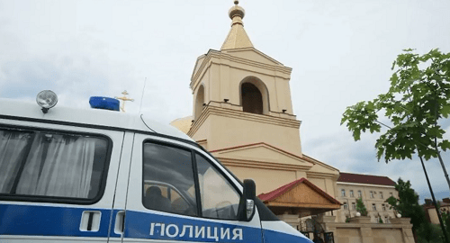 Автомобиль полиции у храма в Грозном. Кадр видеосюжета "Боевики напали на храм в Грозном" канала "Главные новости" на YouTube https://www.youtube.com/watch?v=dbMKtDAaZI Автомобиль полиции у храма в Грозном. Кадр видеосюжета "Боевики напали на храм в Грозном" канала "Главные новости" на YouTube https://www.youtube.com/watch?v=dbMKtDAaZI