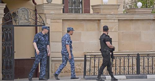 Сотрудники полиции возле церкви Архангела Михаила в Грозном. 19 мая 2018 г. Фото: REUTERS/Said Tsarnayev Сотрудники полиции возле церкви Архангела Михаила в Грозном. 19 мая 2018 г. Фото: REUTERS/Said Tsarnayev