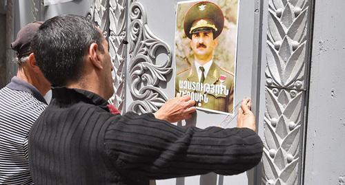Акция протеста около здания Конституционного суда Армении с требованием оправдать бывшего главу Минобороны Нагорного Карабаха Самвела Бабаяна. Ереван, 21 апреля 2018 г. Фото © Sputnik / Aram Nersesyan
https://ru.armeniasputnik.am/society/20180521/12154522/ocherednaya-akciya-protesta-v-erevane-hotyat-otstavki-genprokurora.html Акция протеста около здания Конституционного суда Армении с требованием оправдать бывшего главу Минобороны Нагорного Карабаха Самвела Бабаяна. Ереван, 21 апреля 2018 г. Фото © Sputnik / Aram Nersesyan
https://ru.armeniasputnik.am/society/20180521/12154522/ocherednaya-akciya-protesta-v-erevane-hotyat-otstavki-genprokurora.html