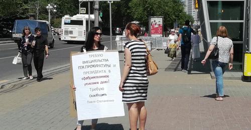 Татьяна Степаненко в одиночном пикете. Волгоград, 23 мая 2018 года. Фото Татьяны Филимоновой для "Кавказского узла" Татьяна Степаненко в одиночном пикете. Волгоград, 23 мая 2018 года. Фото Татьяны Филимоновой для "Кавказского узла"