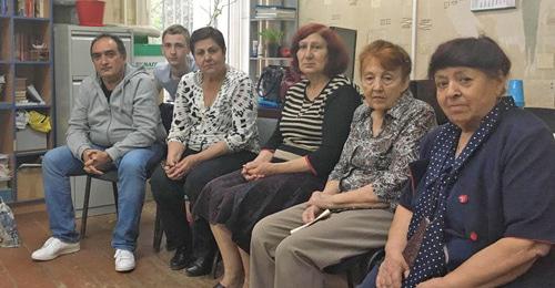 Участники голодовки и группа их поддержки. Фото Анны Грицевич для "Кавказского узла" Участники голодовки и группа их поддержки. Фото Анны Грицевич для "Кавказского узла"