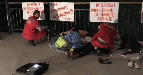 Медработники оказывают помощь участникам голодовки в Сочи, 24 мая 2018 год. Фото Владимира Мащенко. Медработники оказывают помощь участникам голодовки в Сочи, 24 мая 2018 год. Фото Владимира Мащенко.