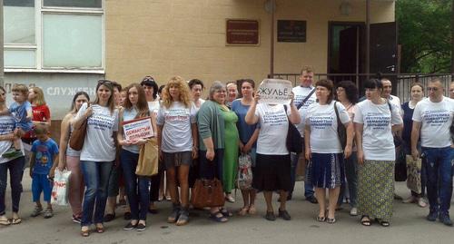 Пострадавшие дольщики ЖК Европейский рядом со зданием суда. Фото Валерия Люгаева для "Кавказского узла" Пострадавшие дольщики ЖК Европейский рядом со зданием суда. Фото Валерия Люгаева для "Кавказского узла"