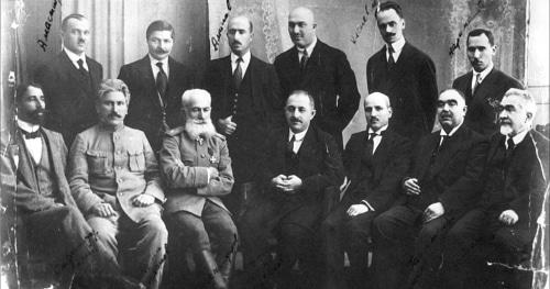 Правительственный кабинет АДР. Слева направо: сидят: А. Сафикурдский, Х. Мелик-Асланов, С. Мехмандаров, Н. Усуббеков, М. Ю. Джафаров, А. Гасанов и А. Н. Достаков; стоят: X. Амаспюр, Р. З. Капланов, А. Аминов, Дж. Гаджинский, В. В. Кленовский, Н. Нариманбеков.
Фото: https://www.ourbaku.com Правительственный кабинет АДР. Слева направо: сидят: А. Сафикурдский, Х. Мелик-Асланов, С. Мехмандаров, Н. Усуббеков, М. Ю. Джафаров, А. Гасанов и А. Н. Достаков; стоят: X. Амаспюр, Р. З. Капланов, А. Аминов, Дж. Гаджинский, В. В. Кленовский, Н. Нариманбеков.
Фото: https://www.ourbaku.com