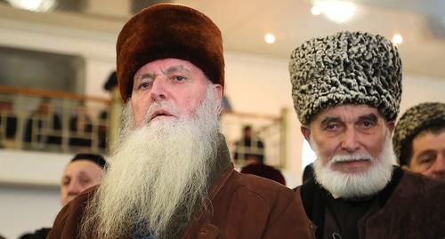 Верующие в Центральной соборной мечети Назрани. Фото http://www.ingushetia.ru/photo/section.php?SECTION_ID=349 Верующие в Центральной соборной мечети Назрани. Фото http://www.ingushetia.ru/photo/section.php?SECTION_ID=349