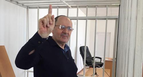 Оюб Титиев в зале суда. Фото ПЦ "Мемориал" Оюб Титиев в зале суда. Фото ПЦ "Мемориал"